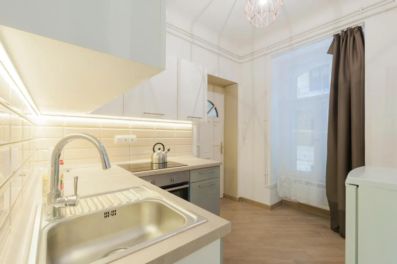Central Seven Erzsebet Krt Budapest Apartman